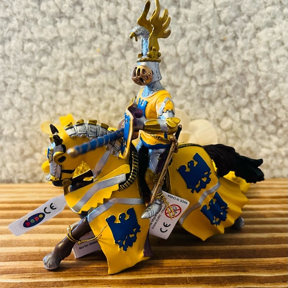 Beautiful RETIRED w/ALL TAGS Knight & Horse - Picture 9 of 10